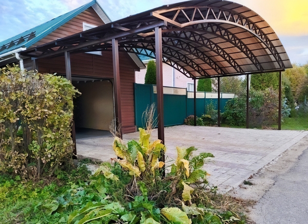 Арочный автонавес с кровлей из поликарбоната