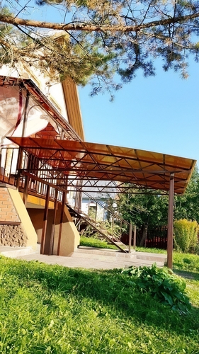 Навес для дачи полуарочной кровлей покрытой поликарбонатом