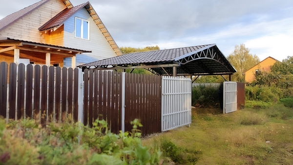 Навес под авто во двор частного дома с покрытием металлочерепицей