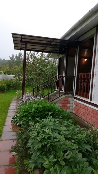 Навес-пристрой из профнастила над входом в дом